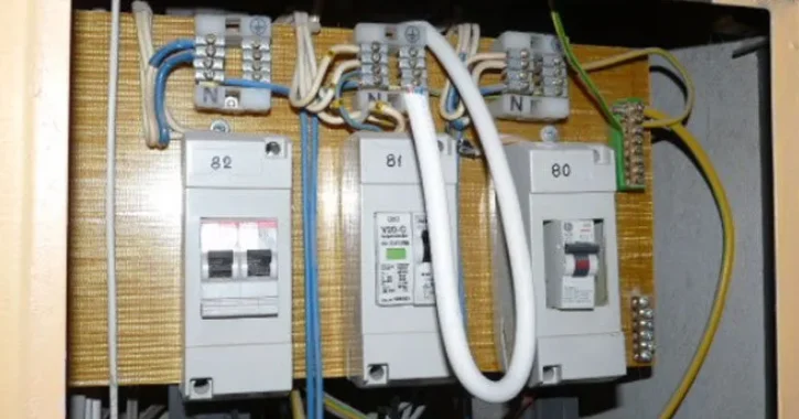 Free Connections on Circuit Breaker Terminals 1 Free Connections on Circuit Breakers Explained